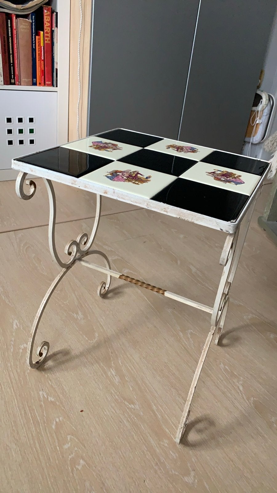 Vintage bijzettafel met tegels - smeedijzeren onderstel, Huis en Inrichting, Tafels | Bijzettafels, Ophalen, Minder dan 45 cm