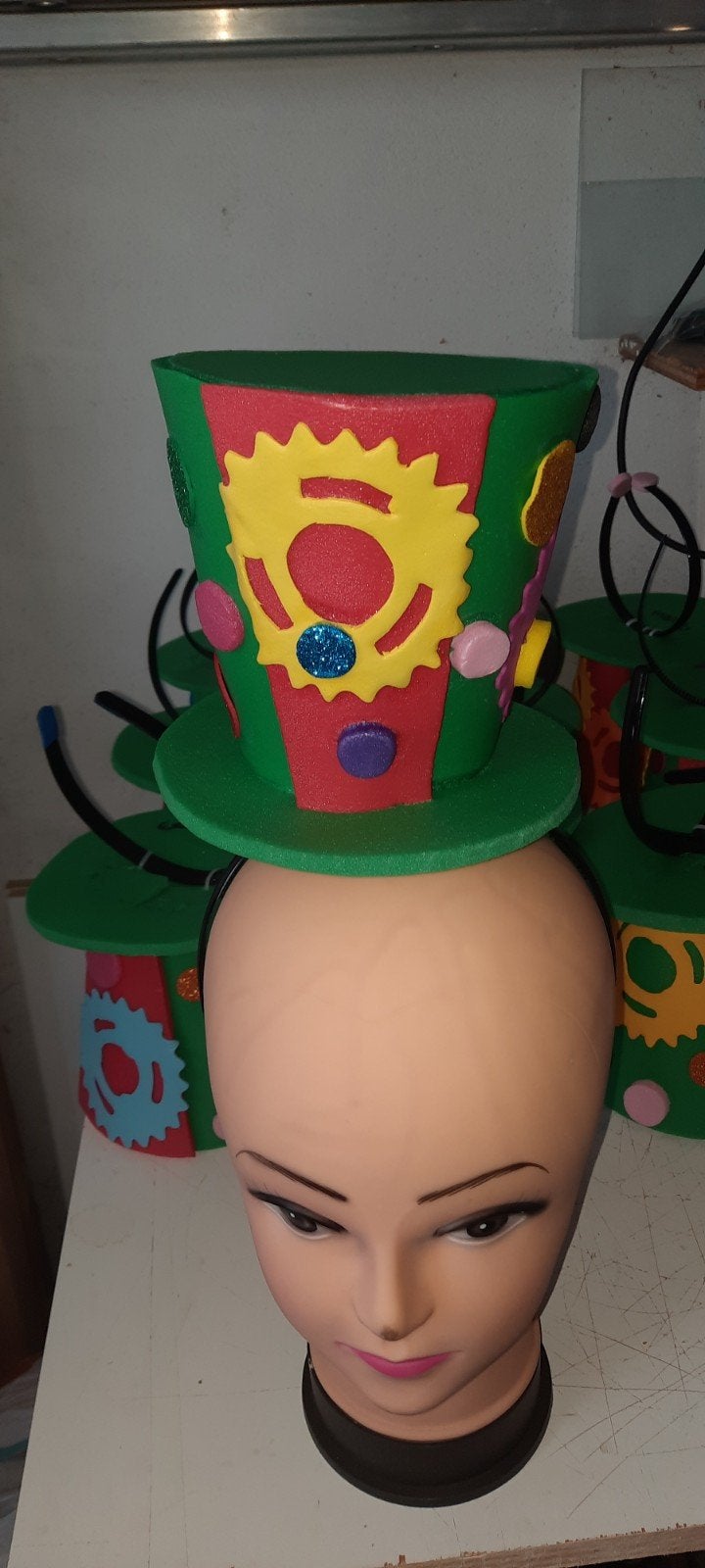 Carnaval Foamhoeden: 21 Grote Hoeden & 20 klein hoed diadeem, Kleding | Dames, Ophalen, Zo goed als nieuw, Carnaval, Accessoires