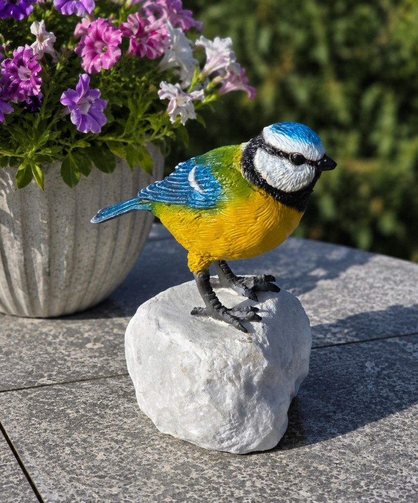 PIMPELMEES / BRONZEN BEELD OP NATUURSTENEN SOKKELTJE