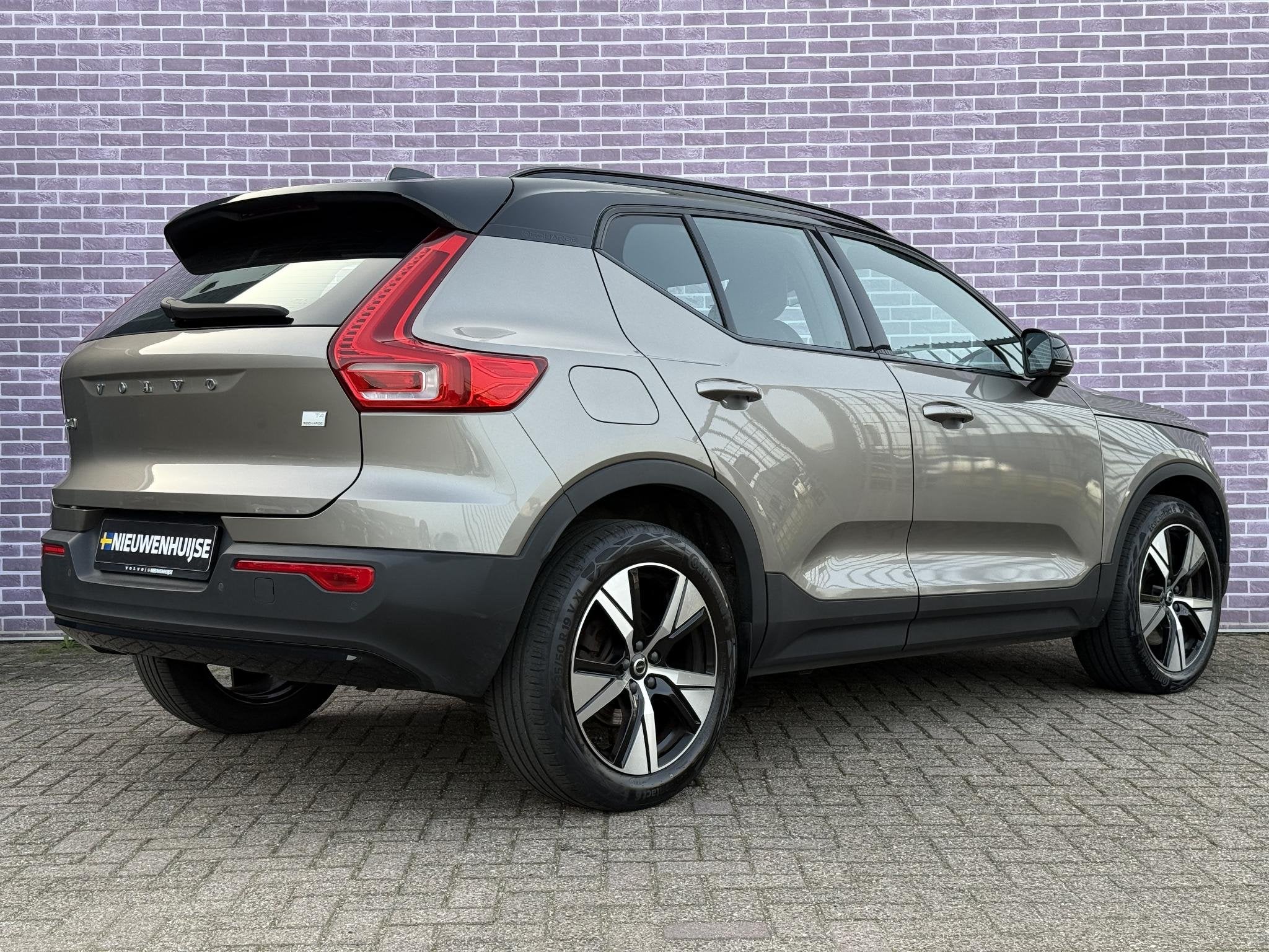 Volvo XC40 1.5 T4 Recharge R-Design | Trekhaak | 360º Camer, Euro 6, 1712 kg, Automatische klimaatregeling, Leder en Stof