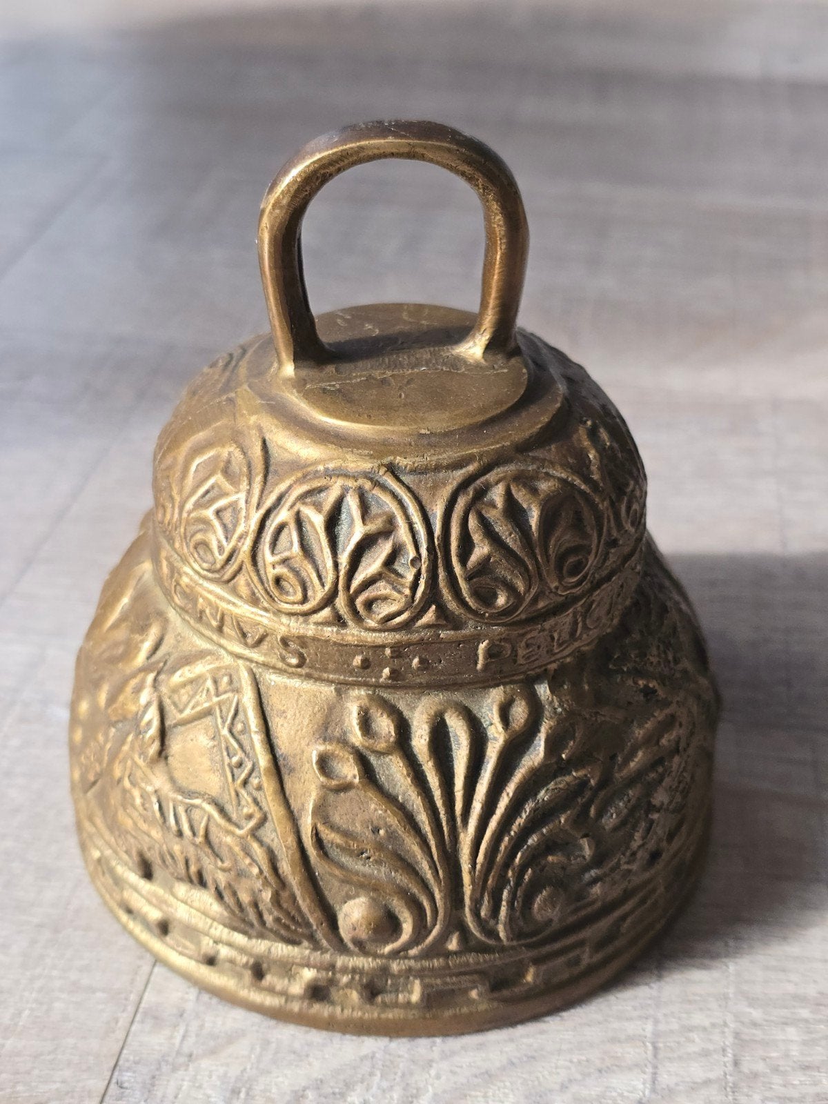 prachtige atieke bronzen bel in reliëf €39, Ophalen of Verzenden, Brons