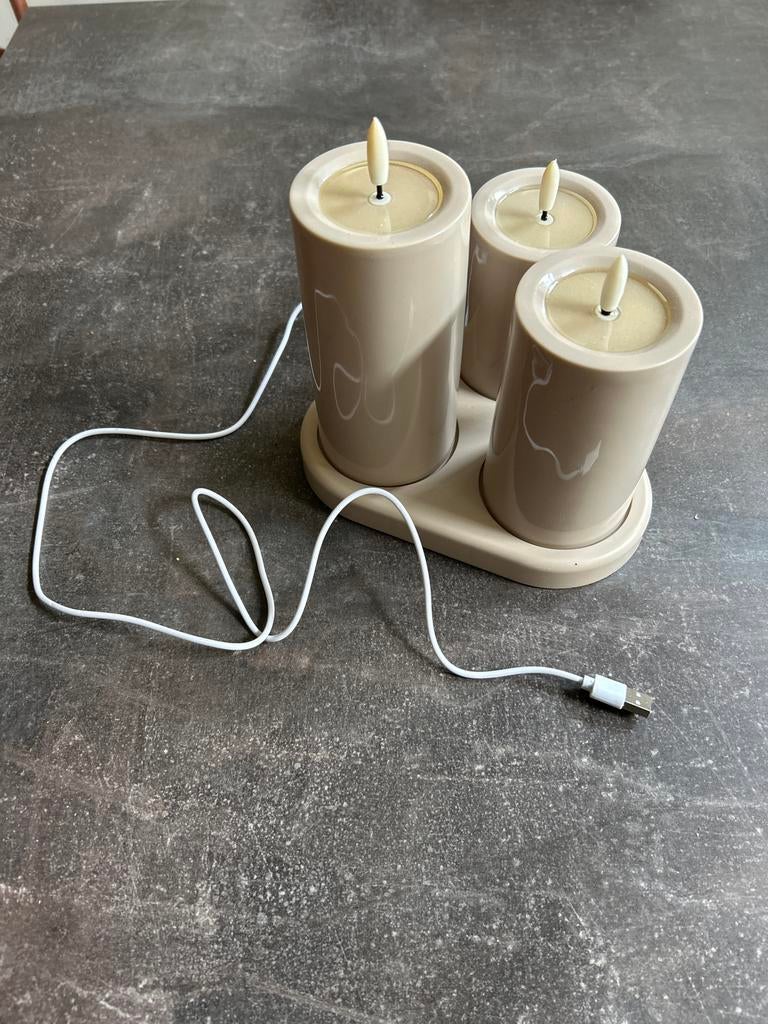 Set van 3 LED-kaarsen met oplaadstation, Kunststof, Beige, Ophalen of Verzenden, Zo goed als nieuw