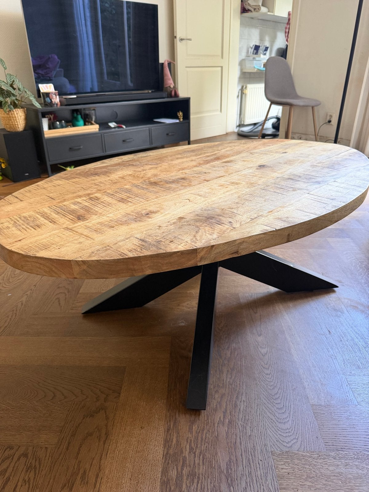 Ovale salontafel van mangohout met metalen onderstel, Huis en Inrichting, Ophalen, 50 – 75, Gebruikt, 100 tot 150 cm