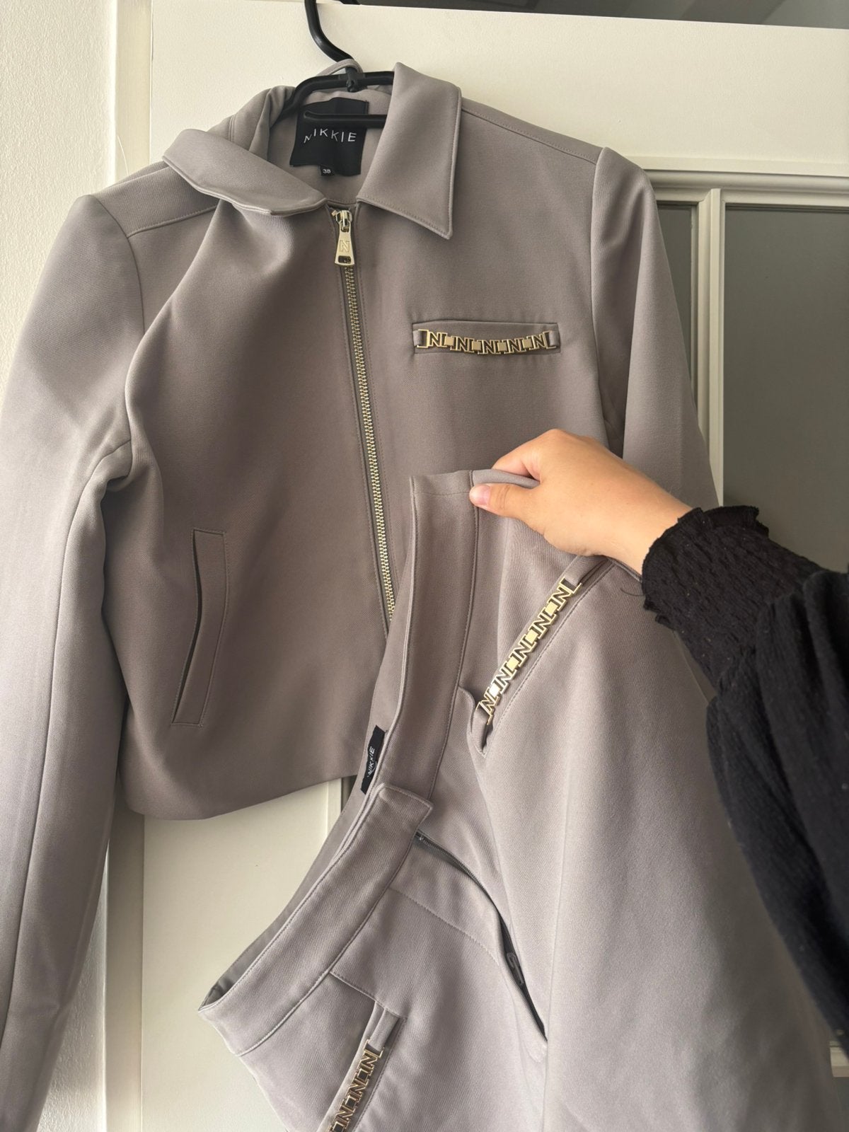 NIKKIE Co-ord set grijs, Maat 38/40 (M), Kostuum of Pak, Verzenden, Zo goed als nieuw