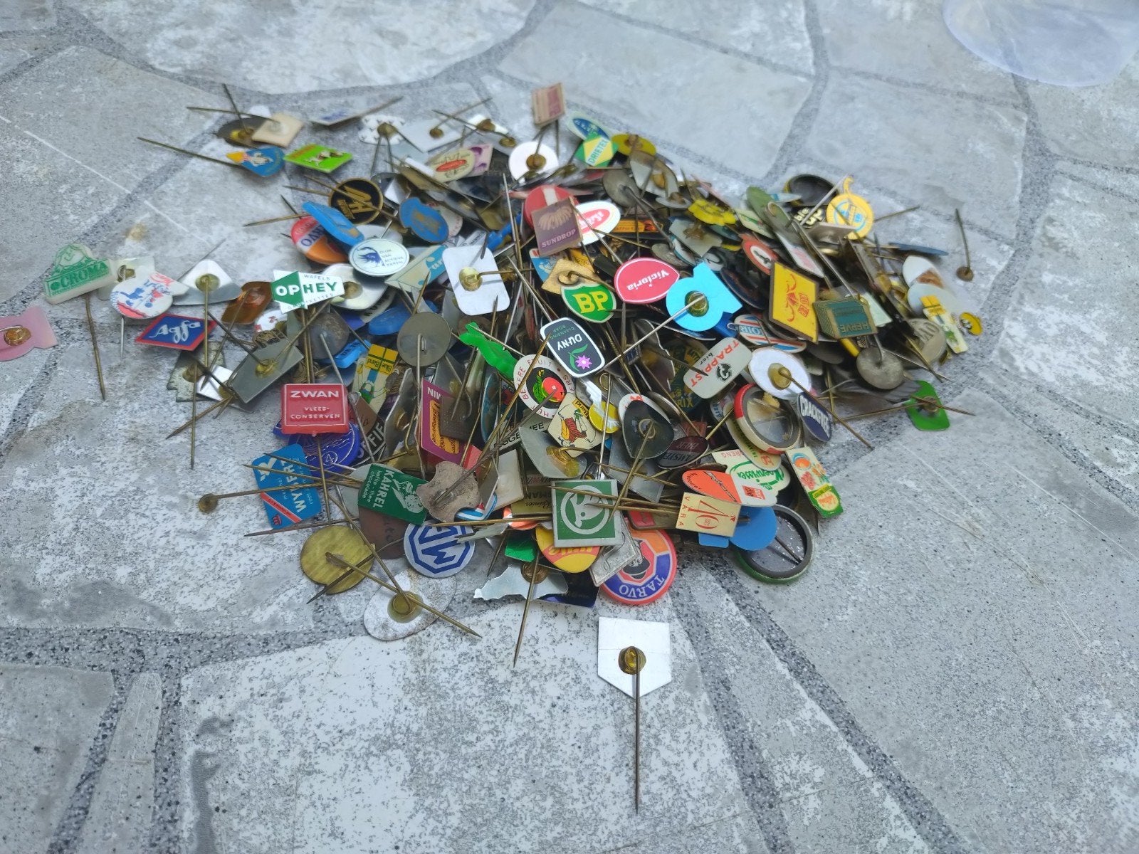 313 gram speldjes en pins, Verzamelen, Ophalen of Verzenden, Gebruikt, Overige onderwerpen, Speldje of Pin