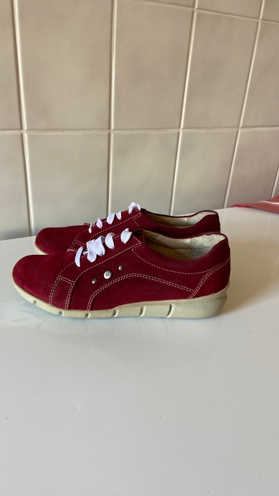 Wolky sneakers mt 38 suède nieuw., Kleding | Dames, Schoenen, Nieuw, Ophalen of Verzenden, Sneakers of Gympen, Rood