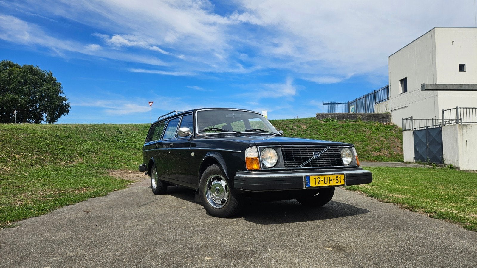Volvo 245 DL 1978 Zwart - Opknapproject voor liefhebber, Auto's, Volvo, Achterwielaandrijving, 4 cilinders, Zwart, Origineel Nederlands
