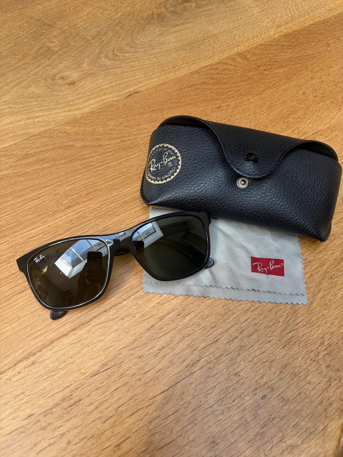 Ray-Ban zonnebril met lichte glasschade, Ophalen, Gebruikt, Zonnebril, Zwart