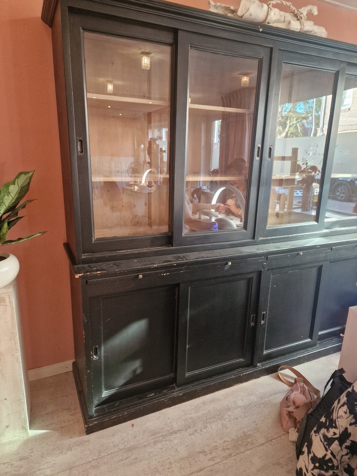 Zwarte vitrinekast/dressoir met schuifdeuren, Glas, 150 tot 200 cm, Ophalen of Verzenden, Klassiek, Landelijk