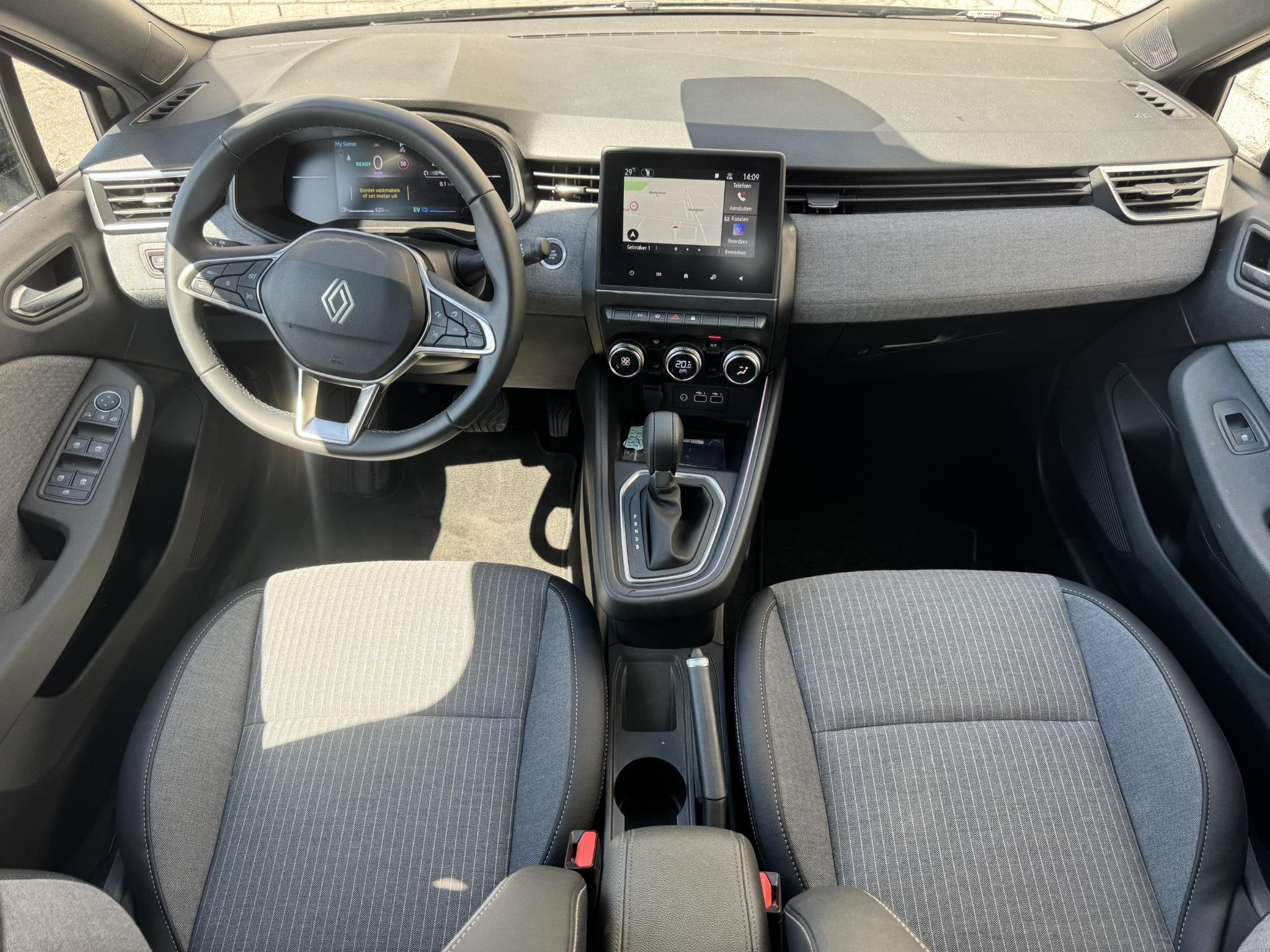 Renault Clio 1.6 E-Tech Full Hybrid 145 Techno | Navigatie |, Gebruikt, Met garantie (alle), Leder en Stof, Zwart
