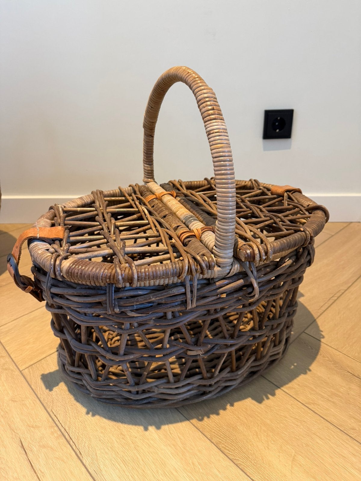 Rotan picknickmand met leren riemsluiting, Ophalen of Verzenden, Zo goed als nieuw, Rond, Riet