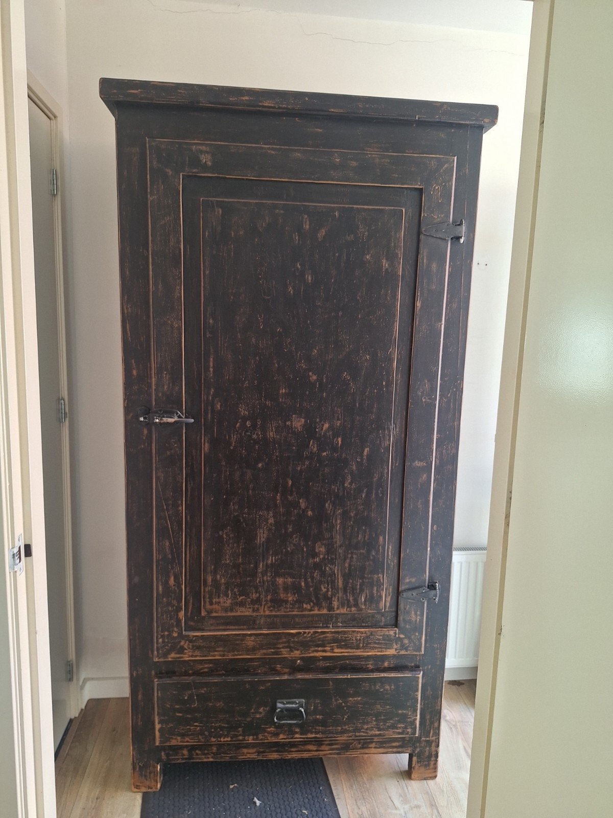 Antieke houten kast met lade en planken, Ophalen