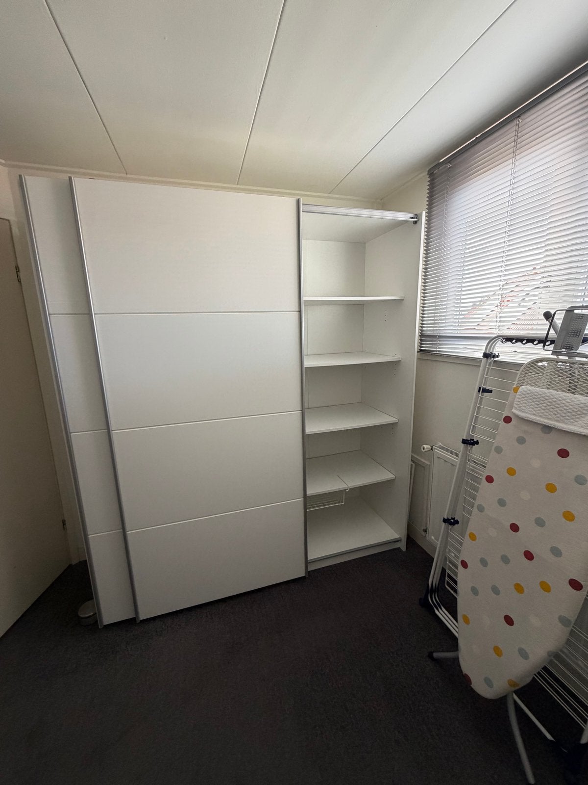 Witte kledingkast met schuifdeuren en planken, Huis en Inrichting, Kasten | Kledingkasten, Ophalen, Met plank(en), Gebruikt, 200 cm of meer