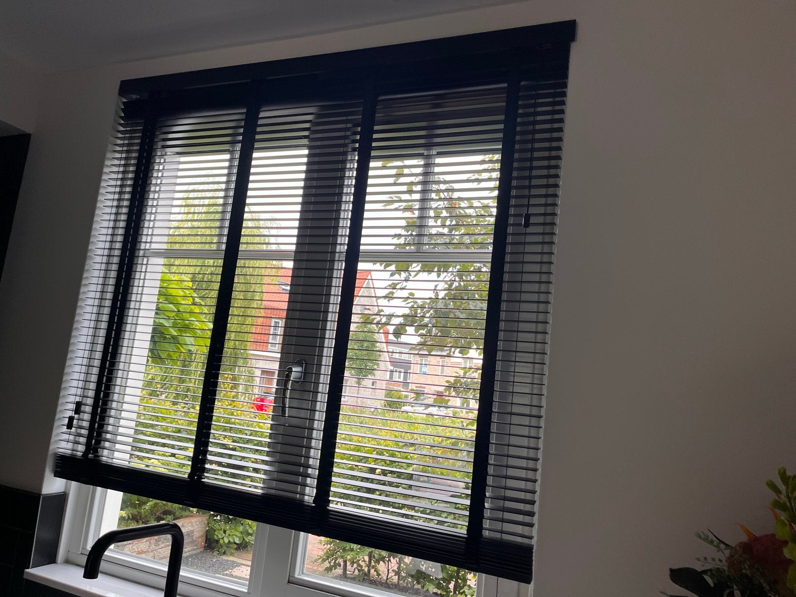 Zwarte houten jaloezieën 134x145cm - 2,5cm lamellen, Ophalen, Jaloezie, Overige merken, Ladderband
