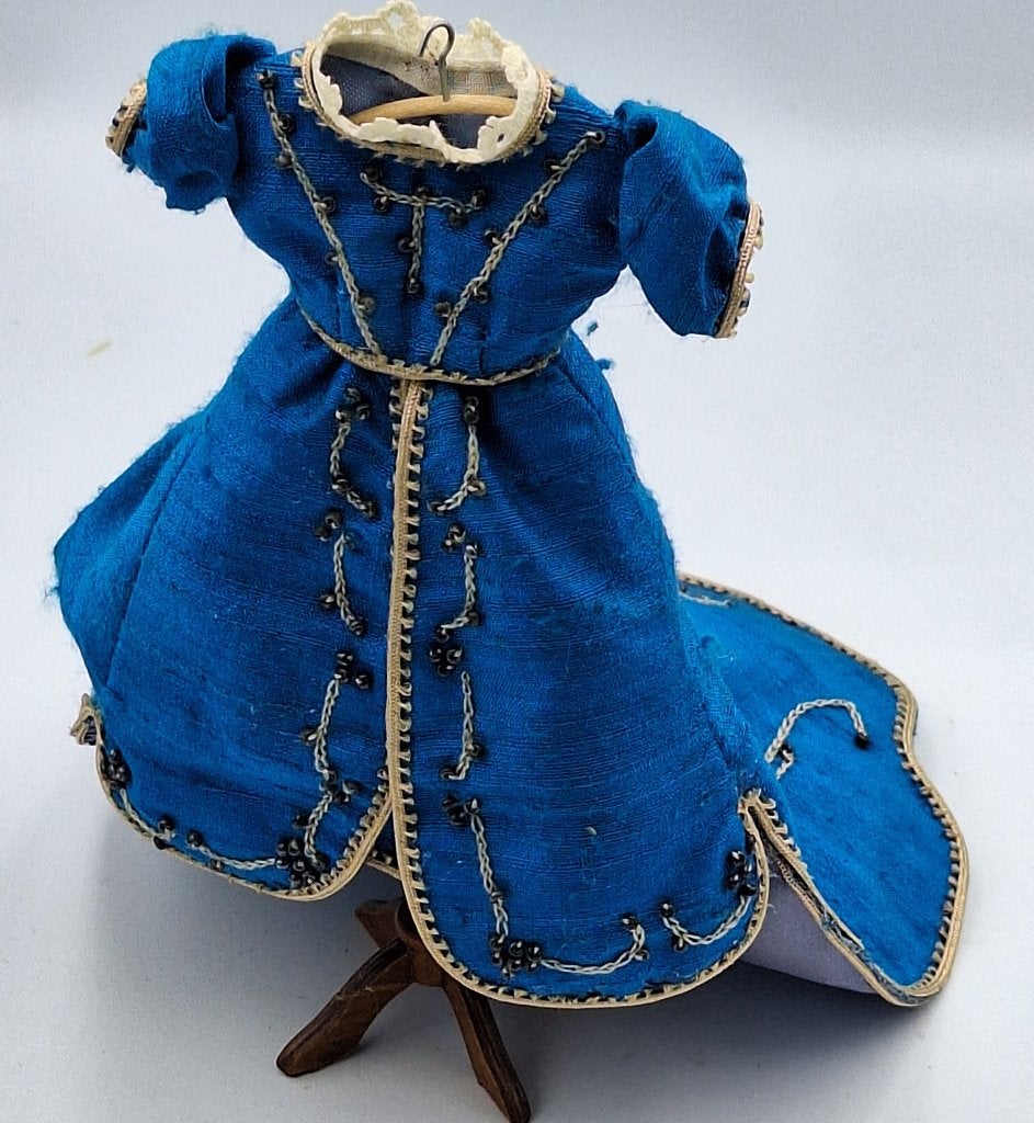 Blauwe jurk met sleep voor het poppenhuis, Ophalen of Verzenden, Gebruikt, Poppenhuis