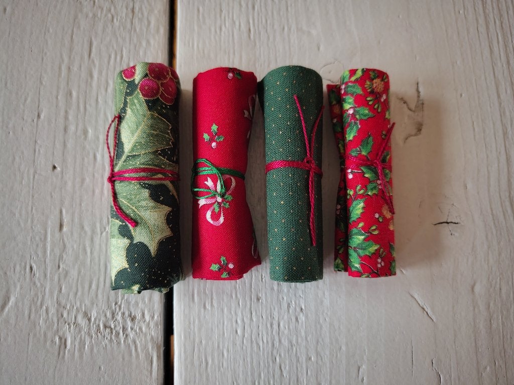 Kleine rolletjes kerststof/quiltstof - rood, groen, Hobby en Vrije tijd, Meerkleurig, Nieuw, Ophalen of Verzenden, Katoen