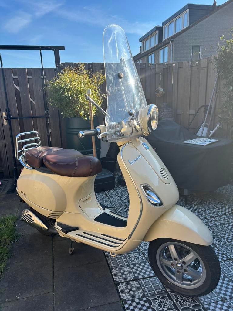 Beige Vespa LXV50 2T, Fietsen en Brommers, Ophalen, Gebruikt, Vespa LXV, Benzine