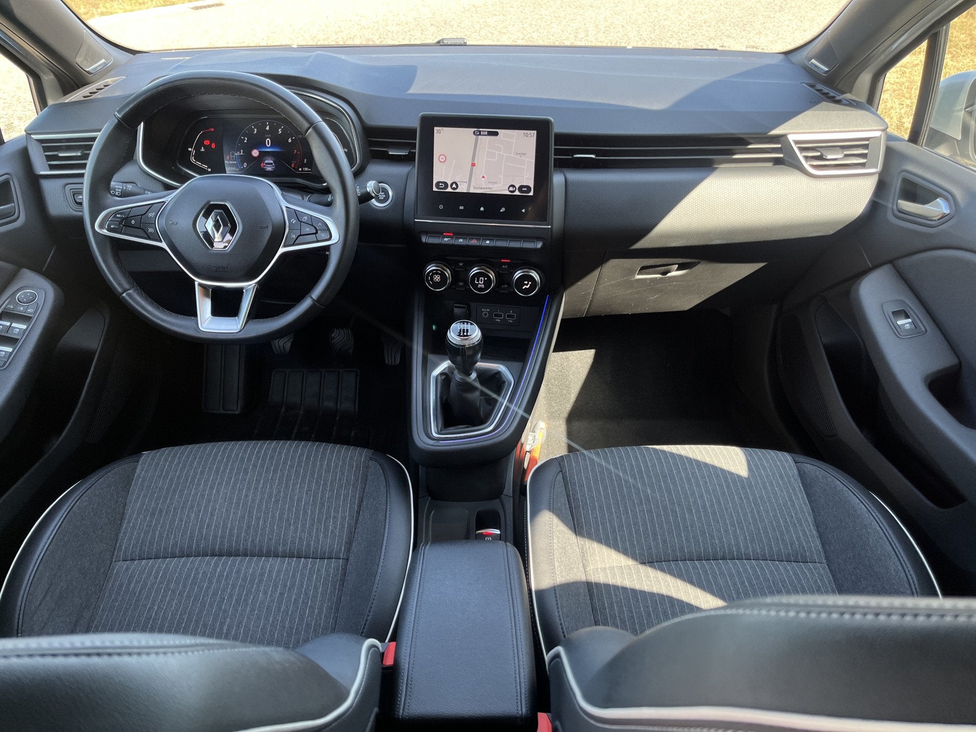 Renault Clio 1.0 TCe Intens / Bose Sound / Camera / PDC V+A, Voorwielaandrijving, 12 maanden, Gebruikt, Leder en Stof