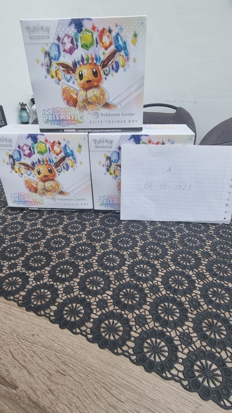 Meerdere Prismatic Evolutions ETBs Pokemon Center, Hobby en Vrije tijd, Verzamelkaartspellen | Pokémon, Ophalen of Verzenden, Zo goed als nieuw