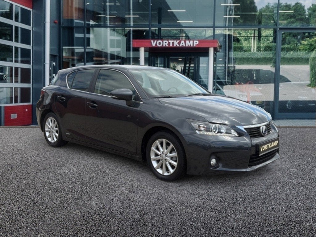 Lexus CT 200h EXECUTIVE LINE TREKHAAK/CAMERA/PDC/CRUISE/STOE, 136 pk, Gebruikt, 4 cilinders, Met garantie (alle)