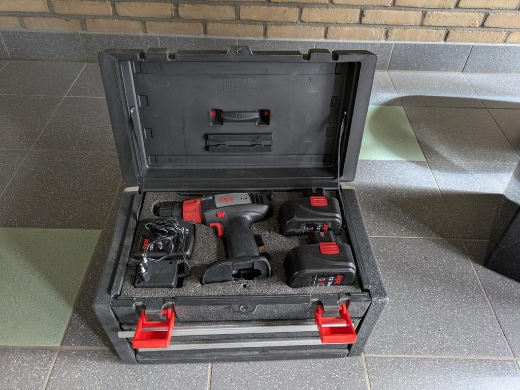 Skil Boormachine Set met Accu's en Lader in Koffer, Doe-het-zelf en Verbouw, Gereedschap | Boormachines, Gebruikt, Variabele snelheid
