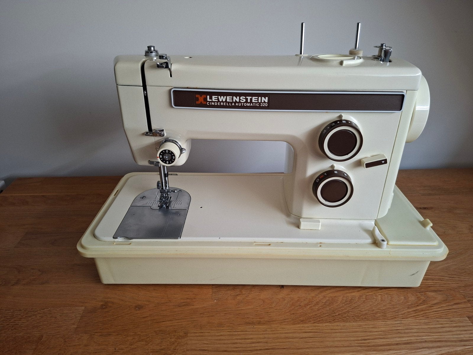 Lewenstein Cinderella 320 Naaimachine met accessoires, Hobby en Vrije tijd, Naaimachines en Toebehoren, Ophalen