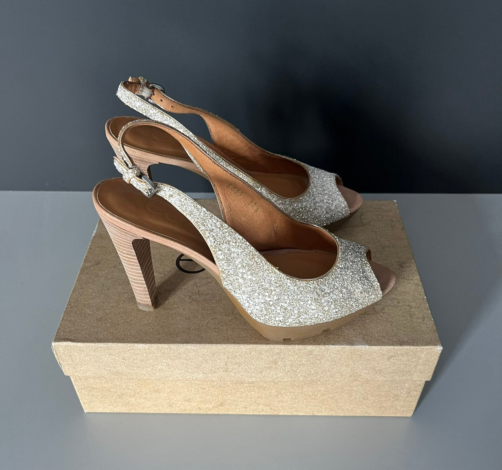 Alberto Gozzi peeptoe pumps zilver glitter 38, Pumps, Beige, Nieuw, Ophalen of Verzenden
