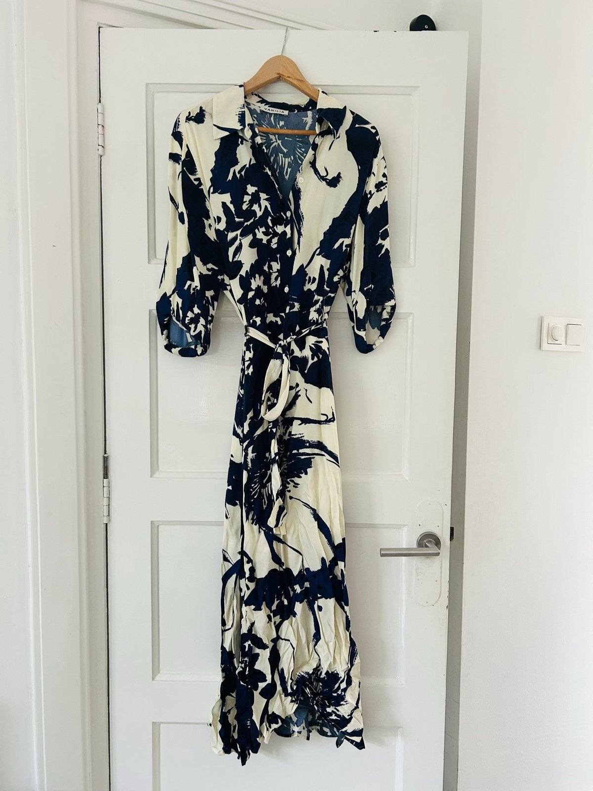 Vanilia lange jurk wit met blauwe bloemen, maat 44, Kleding | Dames, Wit, Maat 42/44 (L), Ophalen of Verzenden, Gedragen