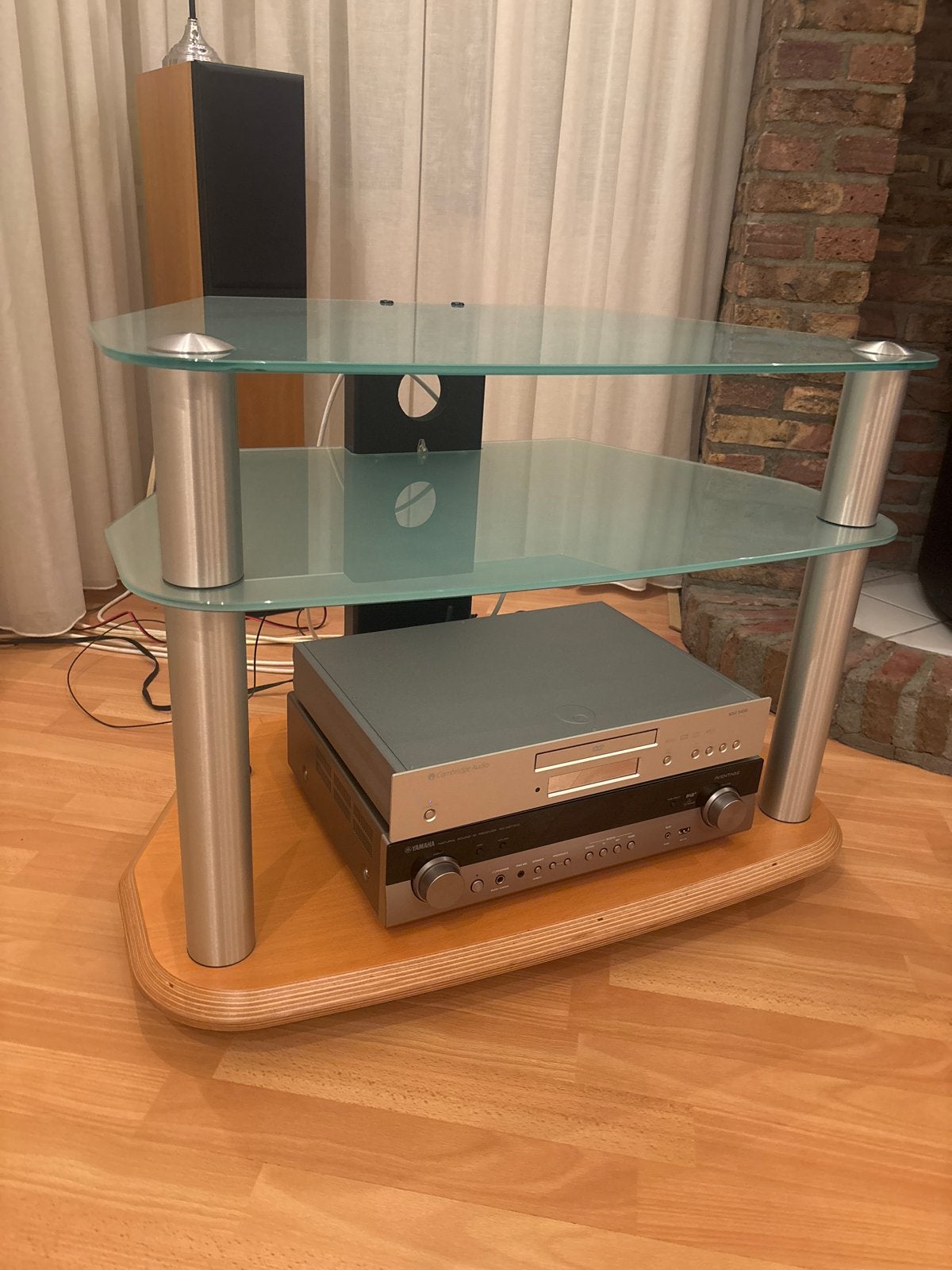 Glazen TV-meubel met metalen poten en houten onderstel, Ophalen, 50 tot 100 cm, Minder dan 100 cm, 25 tot 50 cm