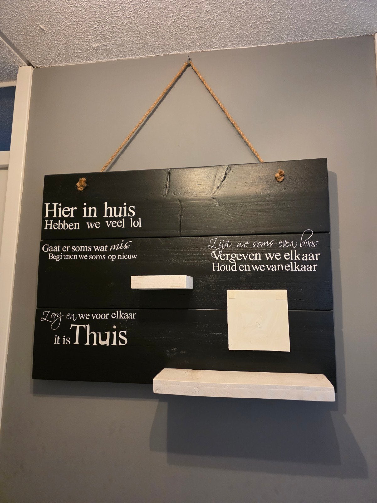 Stijgerhouten Schilderij/Bord met Tekst - 'Hier in huis', Ophalen, Gebruikt, Wandbord of Wandpaneel, Handgemaakt