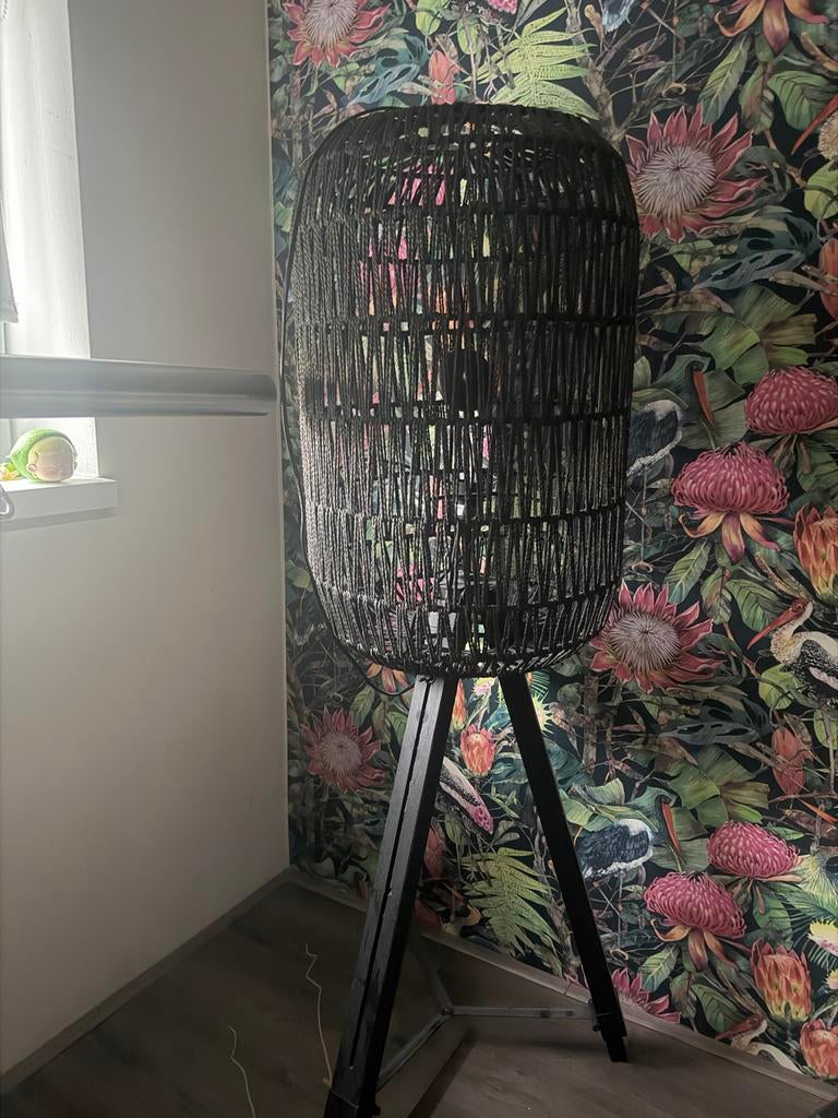 Stijlvolle Staande Lamp met Rotan Look Kap, Huis en Inrichting, Ophalen of Verzenden, Zo goed als nieuw, Hout, 150 tot 200 cm