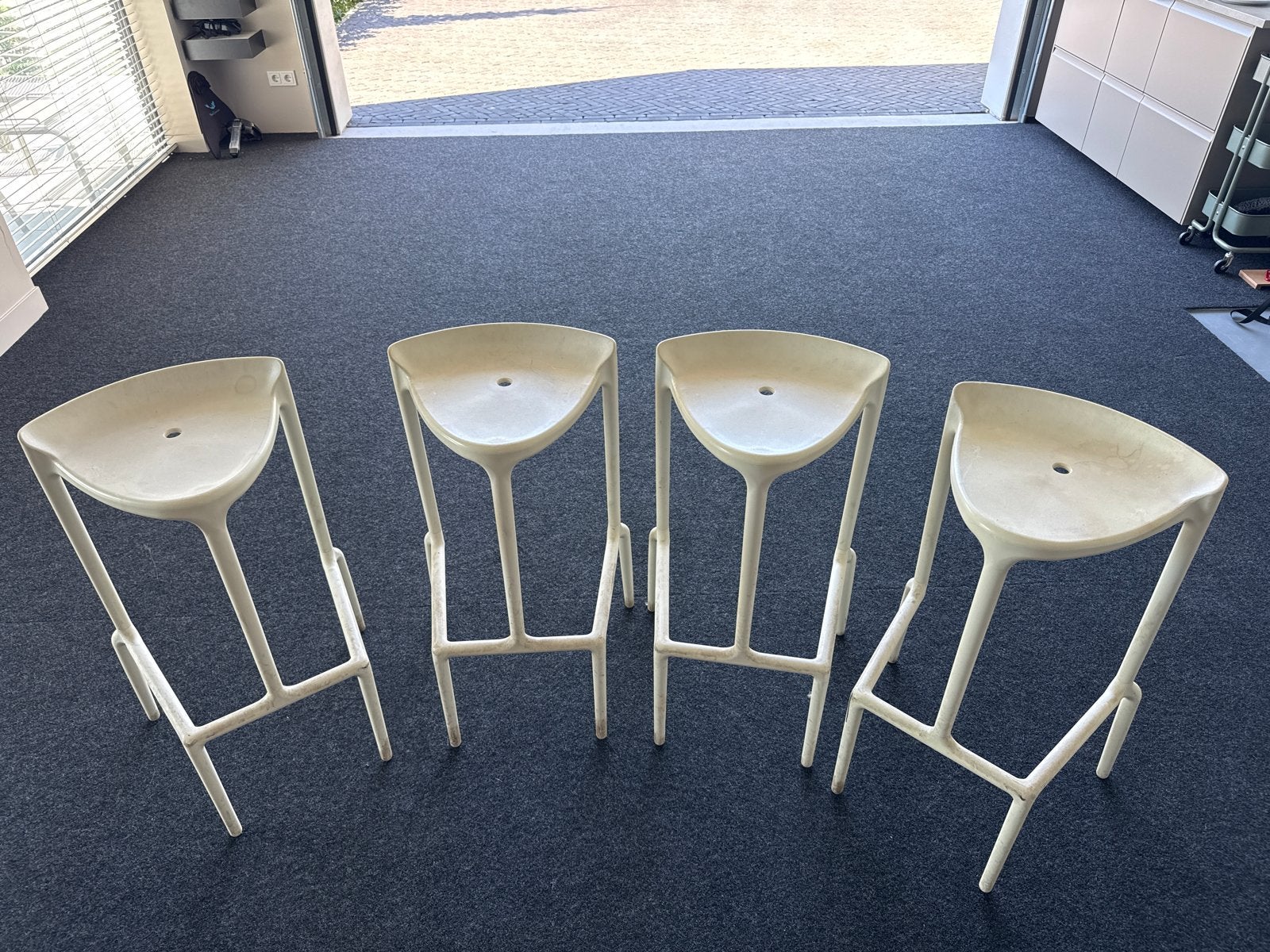 Set van 4 witte barkrukken van Pedrali, Ophalen, Gebruikt, 90 cm of meer, 4 krukken