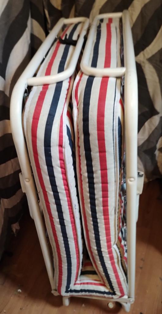 Op/inklapbaar logeer bed
Ingeklapt 80x108x32
Matras, Ophalen, Eenpersoons, Metaal