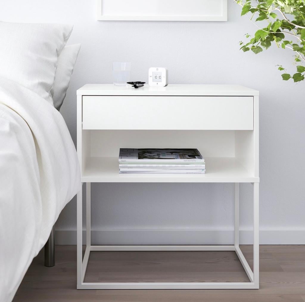 2x Modern wit nachtkast met glasplaat en lade IKEA Vikhammer, Ophalen, 55 tot 70 cm, Zo goed als nieuw, 45 tot 65 cm