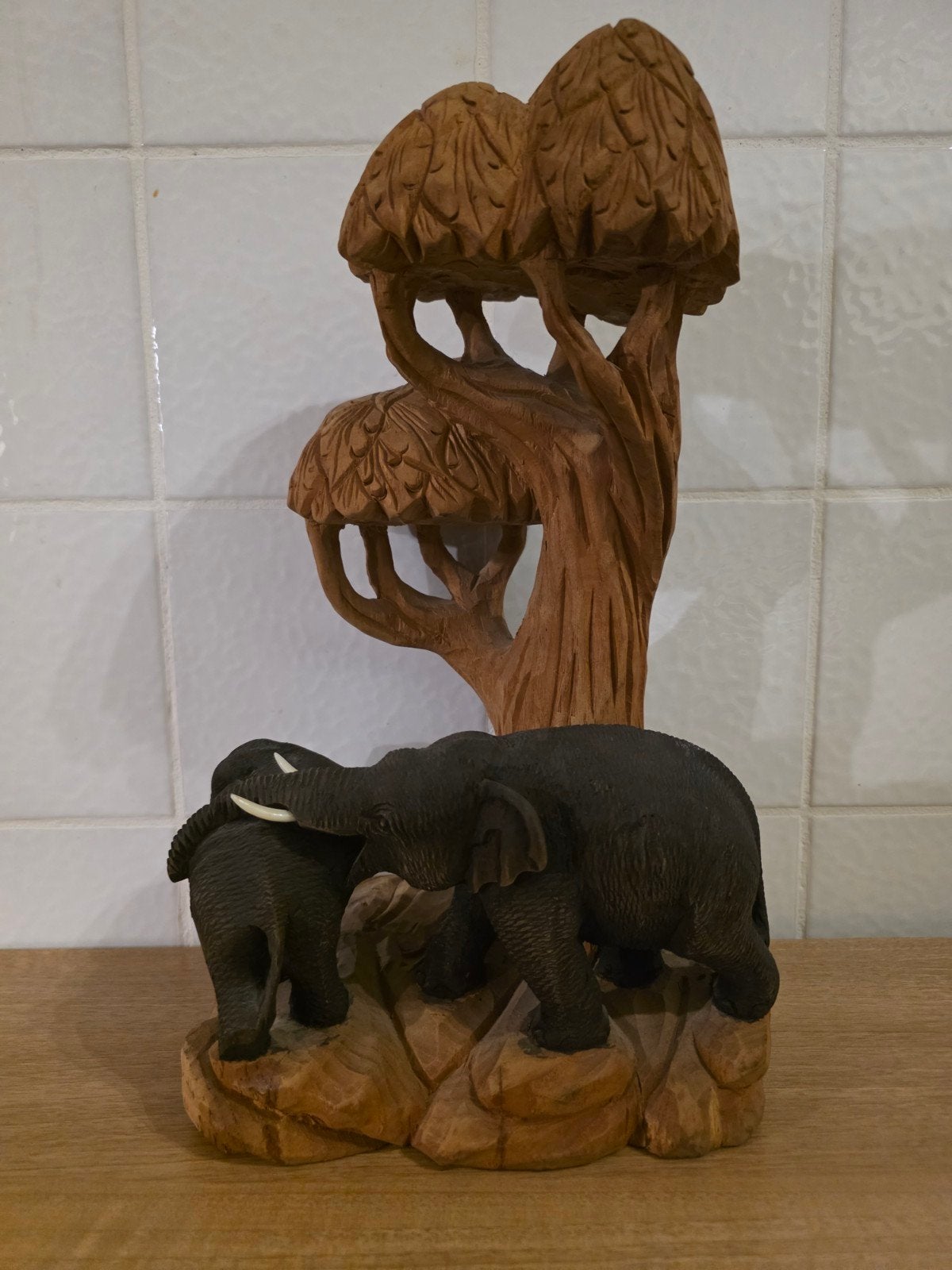 Massief houten beeld: Olifanten onder de bomen, Ophalen of Verzenden, 20 - 50 cm, Beeld, Hout