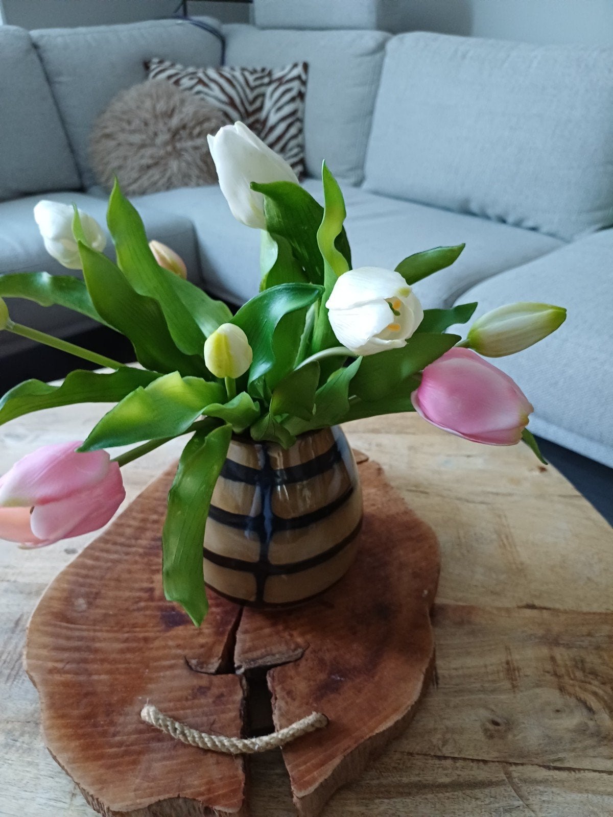 Vaas met kunsttulpen en houten onderzetter, Ophalen of Verzenden, Nieuw