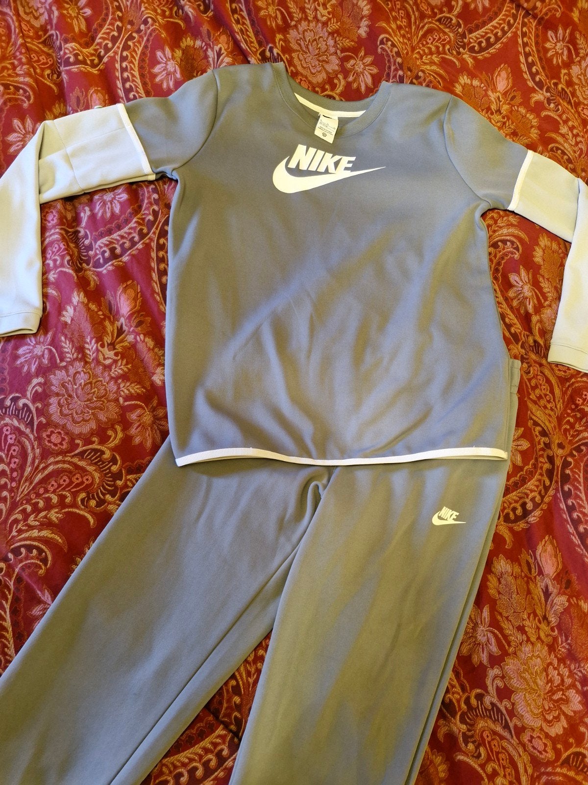 Nike trainingspak grijs - zo goed als nieuw, Jongen of Meisje, Sport- of Zwemkleding, Ophalen of Verzenden, Zo goed als nieuw