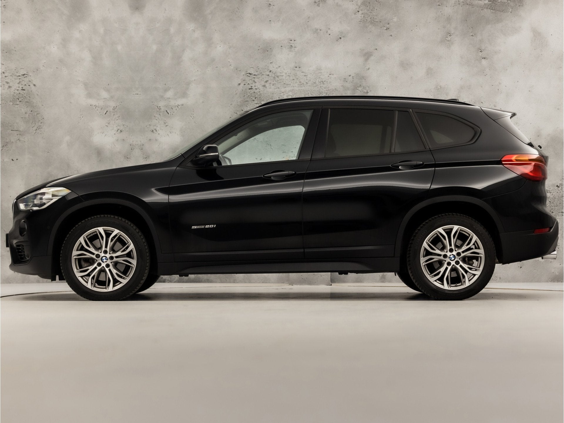 BMW X1 sDrive20i High Executive 192Pk Automaat (GROOT NAVI,, Bedrijf, SUV of Terreinwagen, 84 €/maand, 17 km/l