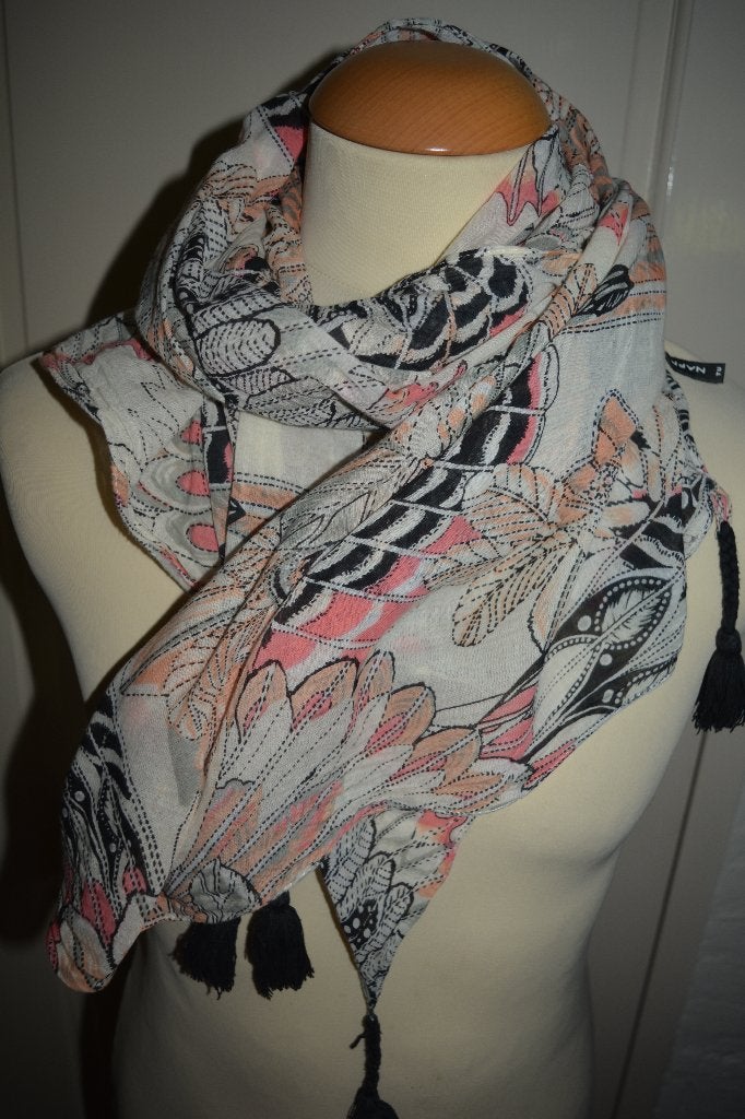 Nafnaf, ruime shawl met mooi patroon en kwastjes, Maat 46/48 (XL) of groter, Ophalen of Verzenden, Zo goed als nieuw, Sjaal