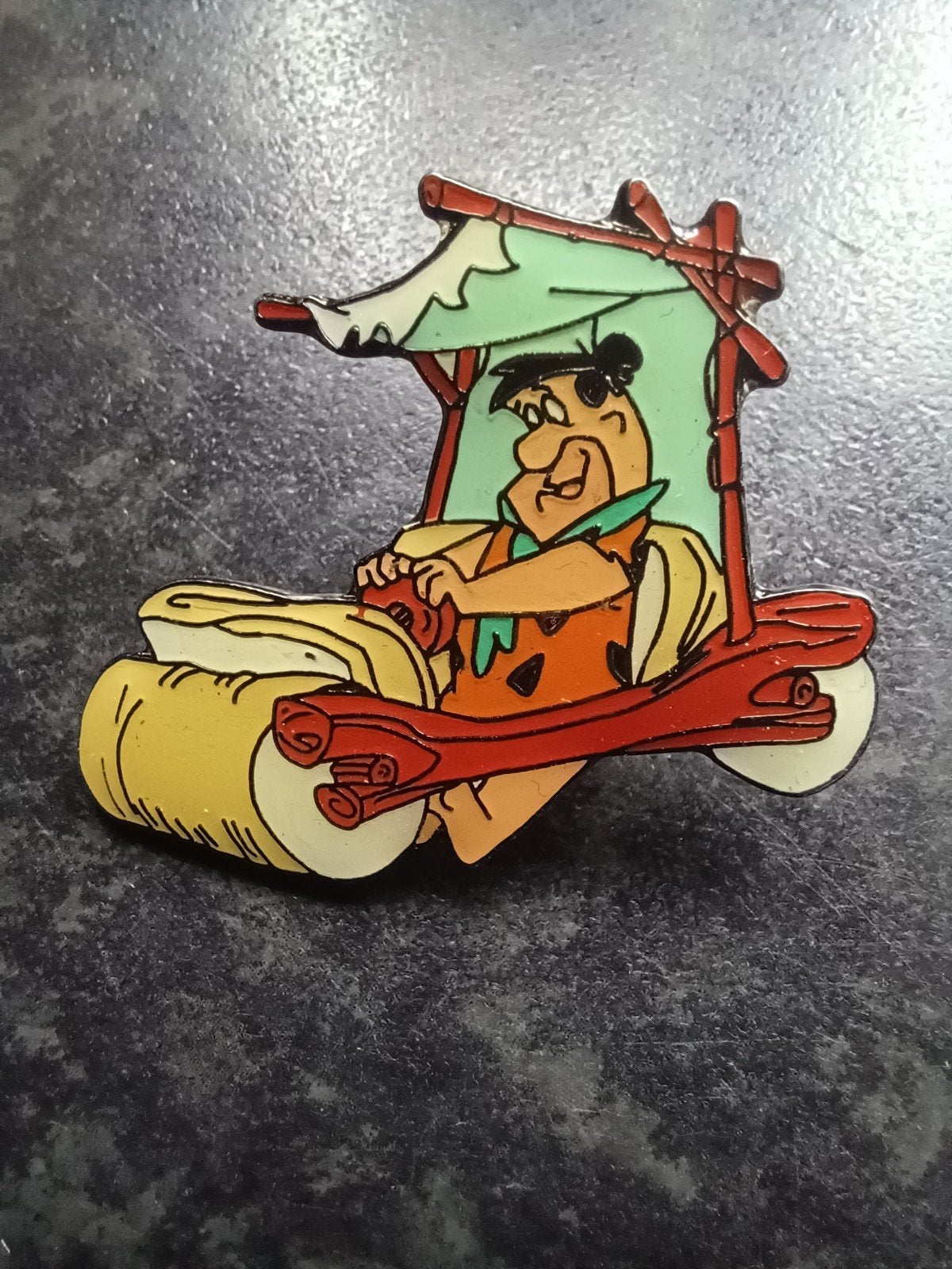 Pin Fred Flintstone in zijn loopauto, Ophalen, Gebruikt, Overige onderwerpen, Speldje of Pin