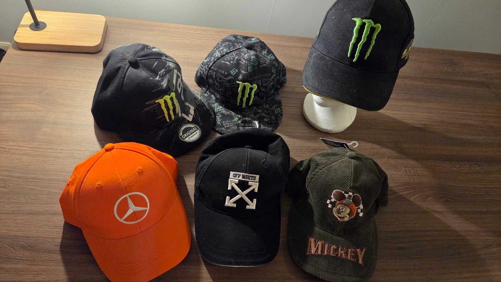 Diverse petten - Off-White, Mercedes, Mickey, Kleding | Heren, Ophalen of Verzenden, Gedragen, Diverse, Pet
