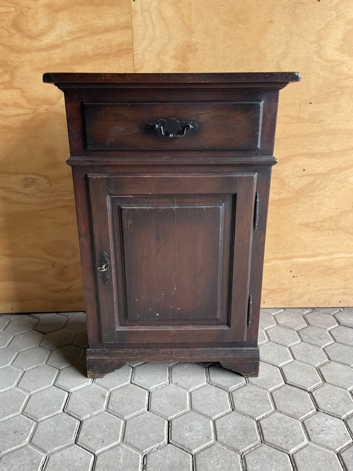 schattig 1-deurs HALKASTJE donker eiken met lade 92 x 62 cm, Antiek en Kunst, Ophalen