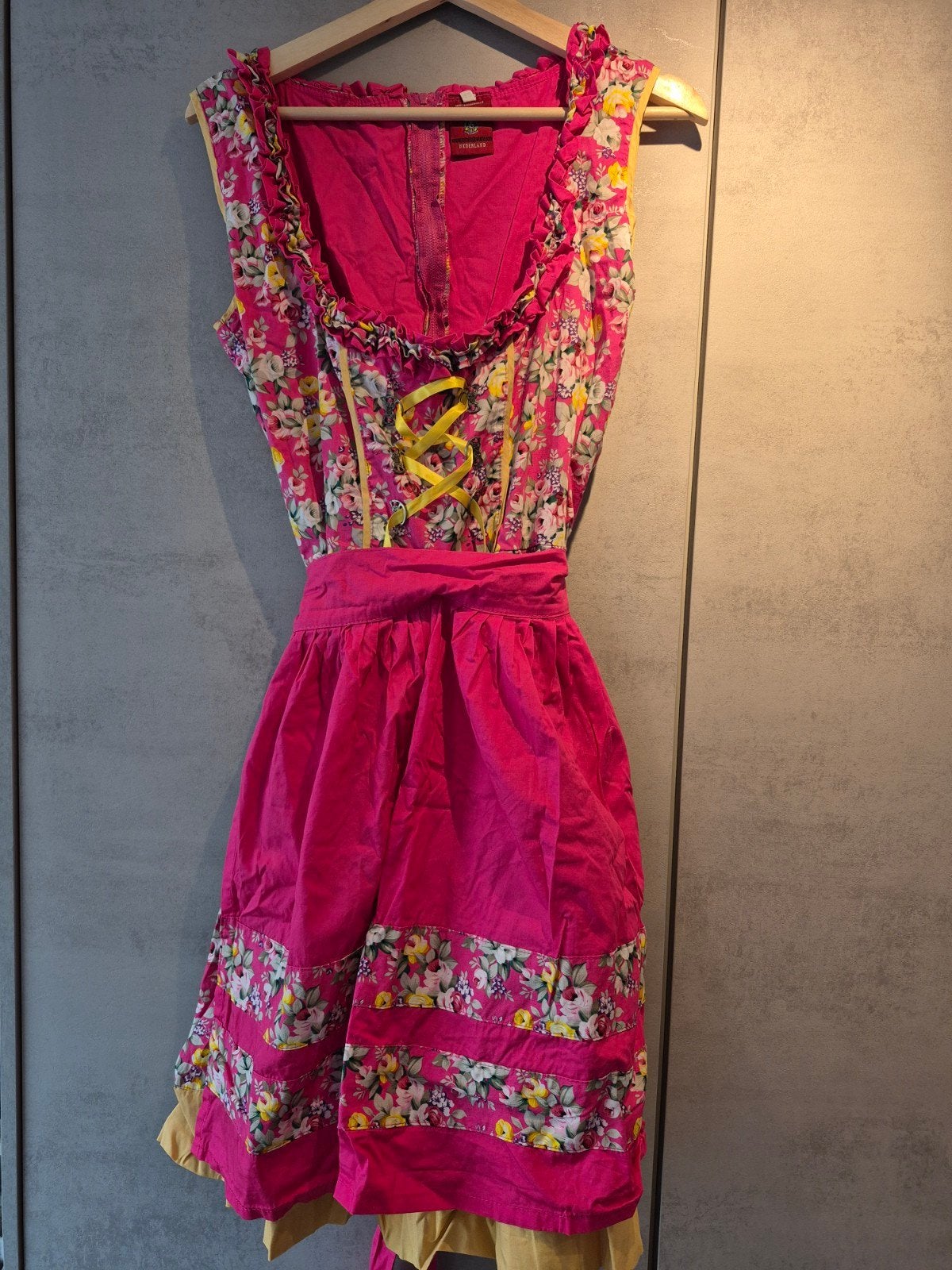 Roze/gele dirndl met bloemenprint - Maat 42, Maat 42/44 (L), Ophalen of Verzenden, Zo goed als nieuw, Knielengte