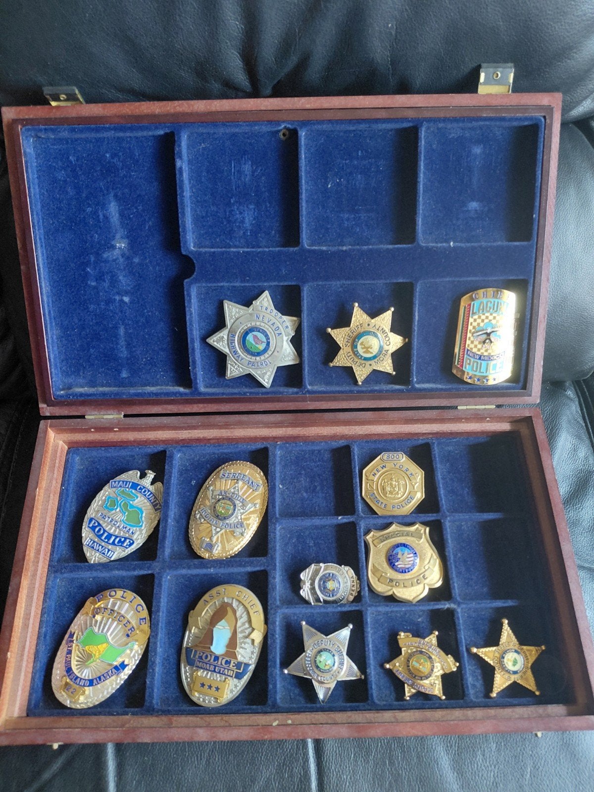 Verzameling van 13 metalenAmerikaanse Politie Badges in Kist, Ophalen of Verzenden, Zo goed als nieuw