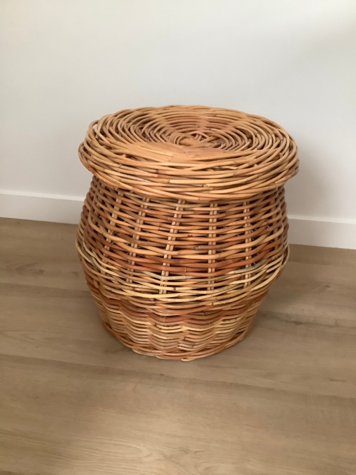 Stevige rieten mand met deksel 42 cm hoog/ diep, Huis en Inrichting, Ophalen, Gebruikt, Met deksel, Mand