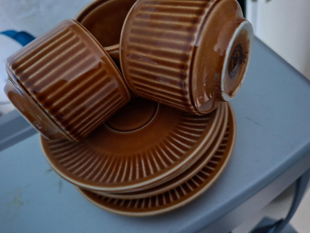 4 schotels en 3 kopjes, Huis en Inrichting, Keuken | Servies, Ophalen of Verzenden, Overige materialen, Overige stijlen, Kop(pen) en/of Schotel(s)