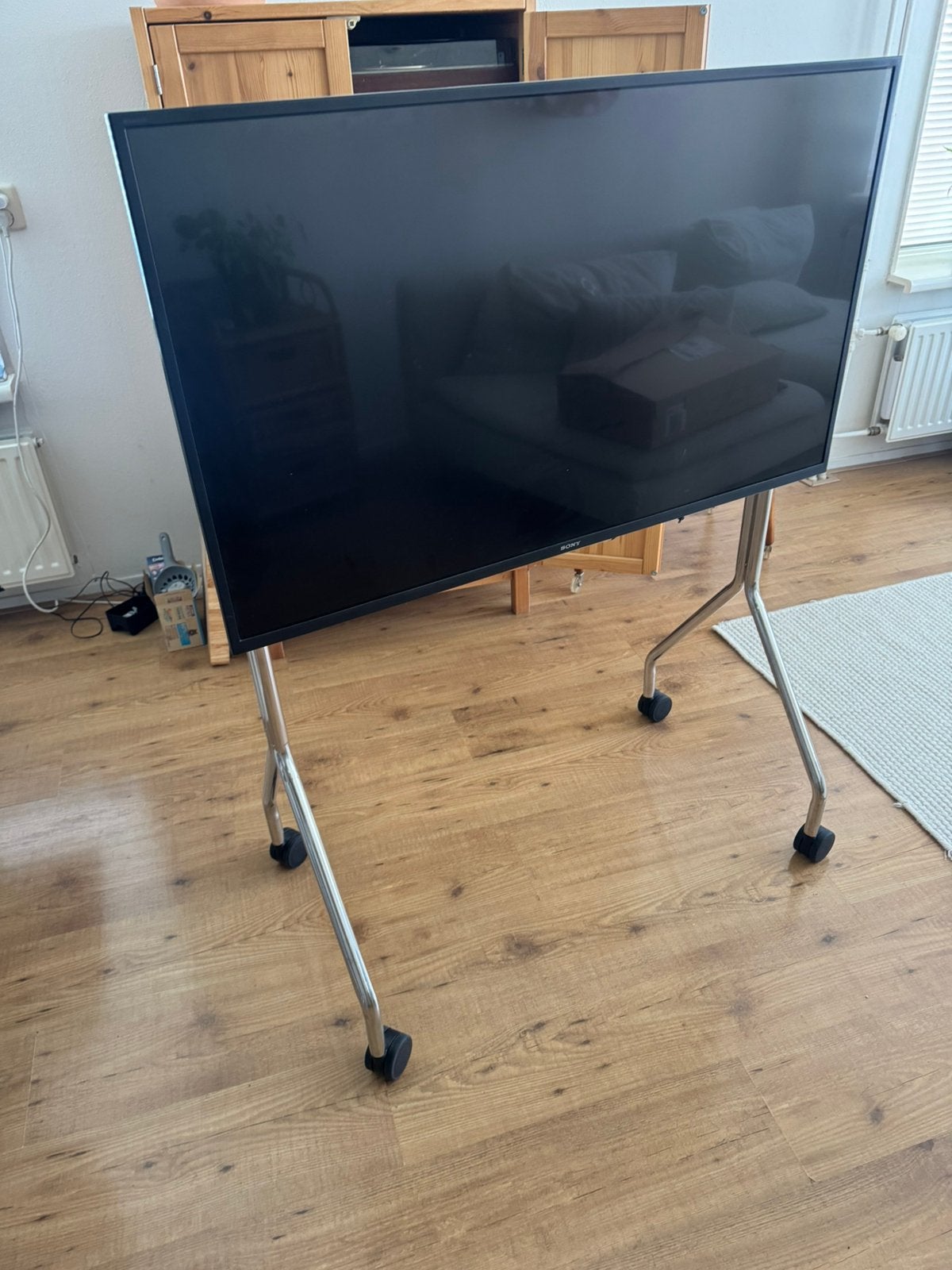 Chroom televisie standaard op wielen, Ophalen of Verzenden, Zo goed als nieuw