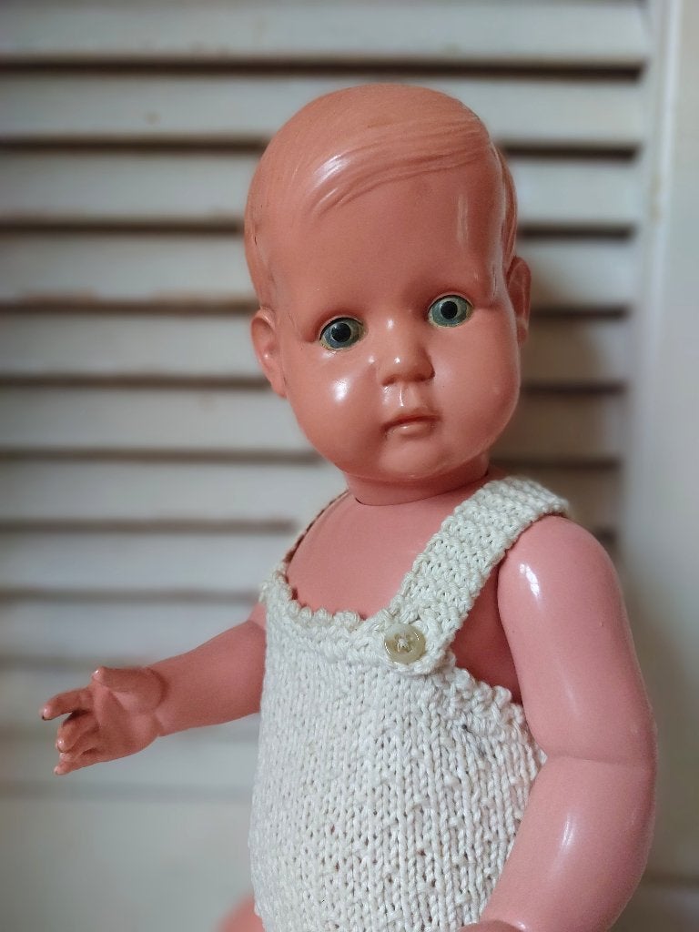 antiek popje, celluloid jochie in schattig gebreid pakje, Verzamelen, Poppen, Ophalen of Verzenden, Gebruikt, Pop
