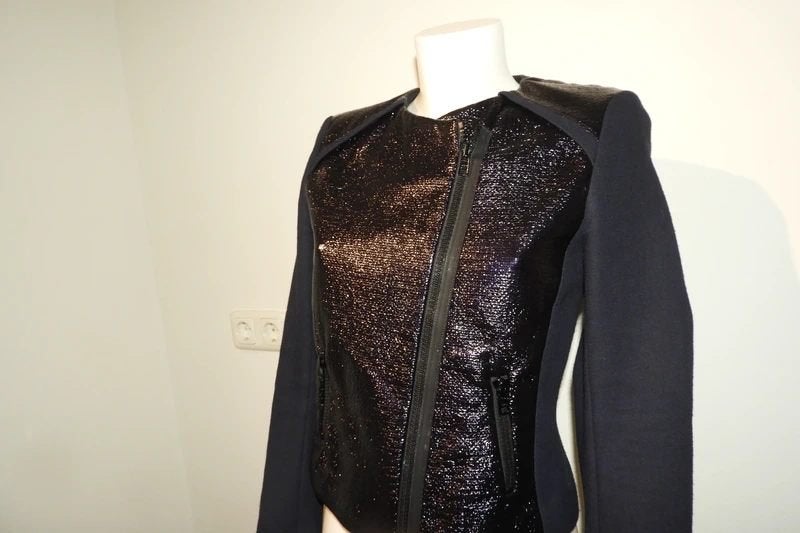 Sandro jas leder look lak deel lijfje apart glans schuine, Maat 38/40 (M), Sandro, Gedragen, Meerkleurig