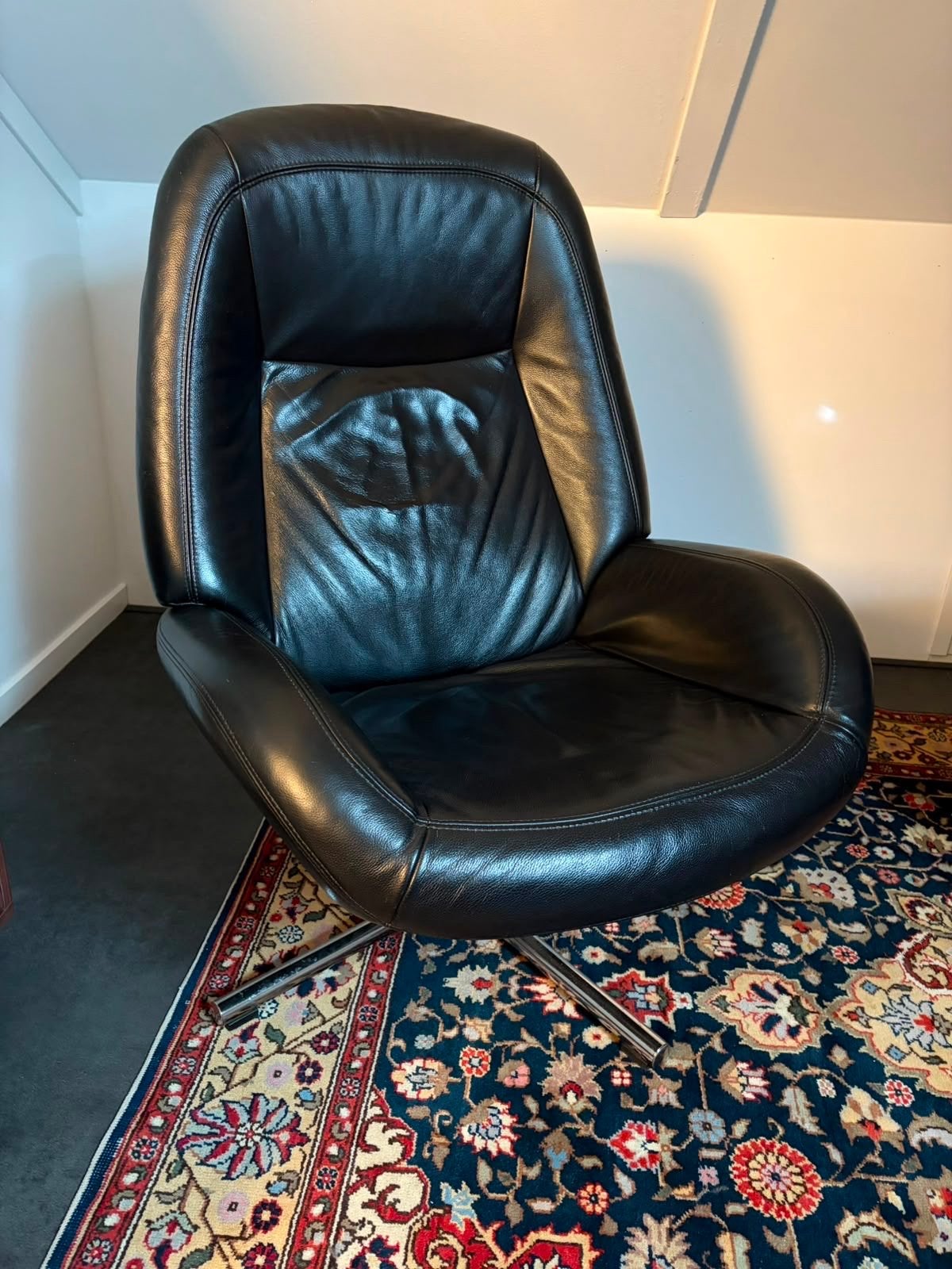 Zwarte leren Montel fauteuil met voetenbank, Huis en Inrichting, Fauteuils, Ophalen, Gebruikt, Leer, 75 tot 100 cm